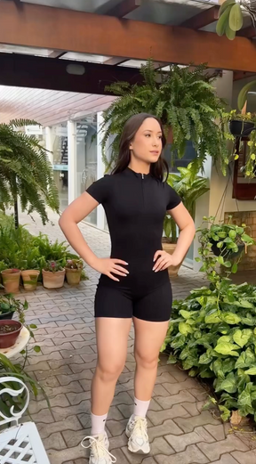 Macaquinho nylon de manguinha preto em zíper